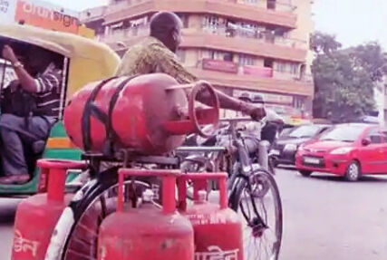 गैस सिलेंडर के दामों ने किया जेबों का वजन हल्का-निकले गरीबों के आंसू