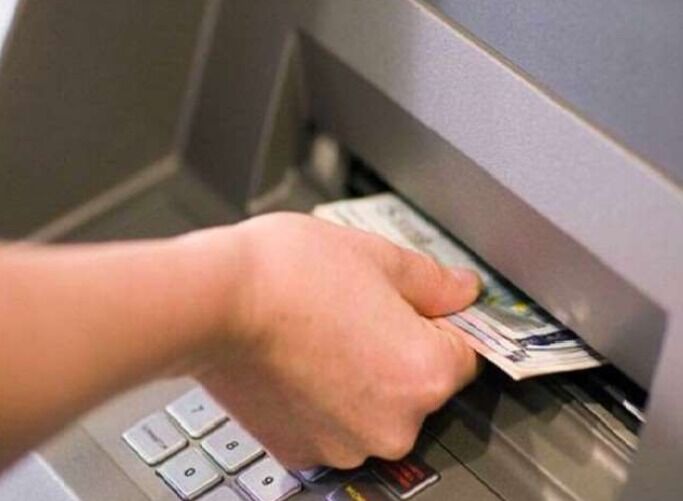 ATM ने उगले भारतीय मनोरंजन बैंक के नोट-बंद कराई मशीन
