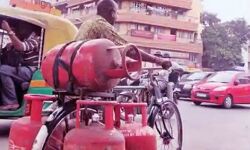गैस सिलेंडर के दामों ने किया जेबों का वजन हल्का-निकले गरीबों के आंसू