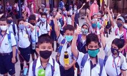 बजी घंटी-खुल गए स्कूल-दोस्तों से मिलकर खिल खिलाए बच्चे बजी घंटी-खुल गए स्कूल-दोस्तों से मिलकर खिल खिलाए बच्चे