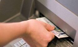 ATM ने उगले भारतीय मनोरंजन बैंक के नोट-बंद कराई मशीन ATM ने उगले भारतीय मनोरंजन बैंक के नोट-बंद कराई मशीन