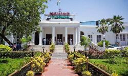 कृषि कानूनों को लेकर विधानसभा में हंगामा कृषि कानूनों को लेकर विधानसभा में हंगामा