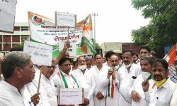 लाठीचार्ज के खिलाफ कांग्रेस ने निकाला रोष मार्च