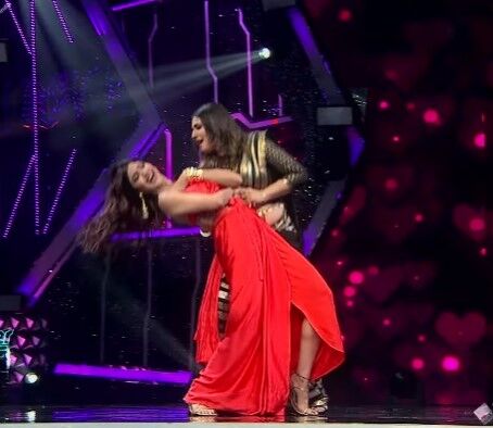 शिल्पा शेट्टी ने रवीना टंडन के साथ चुरा के दिल मेरा गाने पर किया डांस