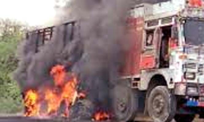 खड़े ट्रक में लगी अचानक आग- इंजन समेत ट्रक पर लदा सामान हो गया नष्ट