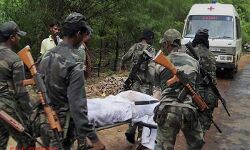 नक्सलियों के हमले में एक जवान घायल नक्सलियों के हमले में एक जवान घायल