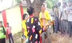 पैर पर चढ़ी बाइक-महिलाओं ने युवक पर बरसाई चप्पल-थप्पडों की बौछार पैर पर चढ़ी बाइक-महिलाओं ने युवक पर बरसाई चप्पल-थप्पडों की बौछार