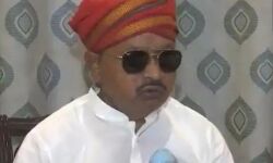 डैमेज कन्ट्रोल-अंडरवियर में घूमने वाले MLA ने दी सफाई मेरा पेट था खराब डैमेज कन्ट्रोल-अंडरवियर में घूमने वाले MLA ने दी सफाई मेरा पेट था खराब