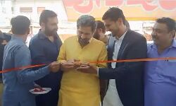 दुकान का उद्घाटन करने पहुंचे जेलमंत्री-नहीं चली कैंची, दांत से कुतरा रिबन दुकान का उद्घाटन करने पहुंचे जेलमंत्री-नहीं चली कैंची, दांत से कुतरा रिबन