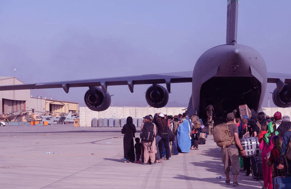 सैनिकों की वापसी के बाद पहली बार हवाई अड्डे पर उतरा विदेशी विमान