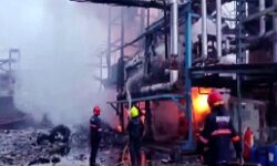 कपड़ा फैक्ट्री में धमाका-लगी भीषण आग-एक की मौत-4 घायल कपड़ा फैक्ट्री में धमाका-लगी भीषण आग-एक की मौत-4 घायल