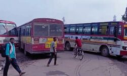 पुलिस ने चालक को पीटा-रोडवेजकर्मियों ने कर दिया चक्का जाम पुलिस ने चालक को पीटा-रोडवेजकर्मियों ने कर दिया चक्का जाम