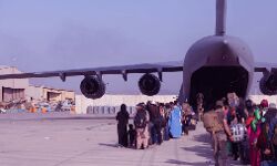 सैनिकों की वापसी के बाद पहली बार हवाई अड्डे पर उतरा विदेशी विमान सैनिकों की वापसी के बाद पहली बार हवाई अड्डे पर उतरा विदेशी विमान