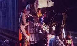 दो वाहनों की भिड़ंत में ट्रक के उड़े परखच्चे-चालक परिचालक गंभीर दो वाहनों की भिड़ंत में ट्रक के उड़े परखच्चे-चालक परिचालक गंभीर