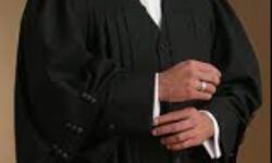 जिला जज के तबादले की मांग को लेकर कार्य बहिष्कार