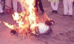 सपा नेता का पुतला फूंक रहे दूसरे सपा नेता गिरफ्तार-पुलिस से नोकझोंक