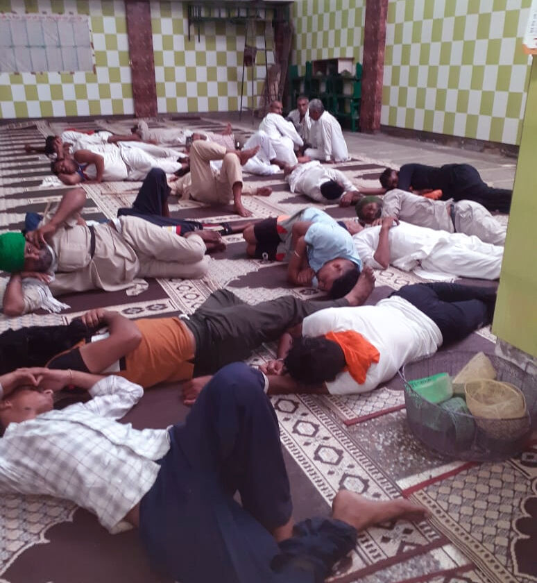 बाहर से आए किसानों के लिए खोली मस्जिद-किया व्यवस्थाओं का बंदोबस्त