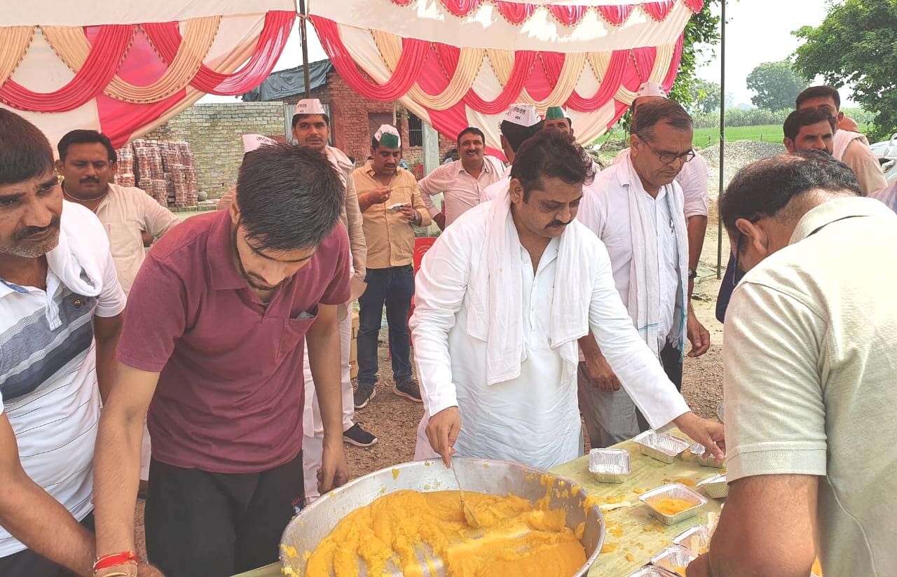 किसानों की सेवा में मुकेश को जुटा देख बोले लोग- नेता हो तो ऐसा