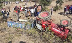 ट्रेक्टर ट्राली पलटने से तीन लोगों की मौत- अनेक लोग घायल ट्रेक्टर ट्राली पलटने से तीन लोगों की मौत- अनेक लोग घायल