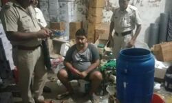 सीएम फ्लाइंग ने मारा छापा - नकली मोबिल तेल जब्त- एक काबू सीएम फ्लाइंग ने मारा छापा - नकली मोबिल तेल जब्त- एक काबू