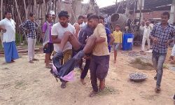 कालीन फैक्ट्री की छत की शटरिंग गिरी-मलबे में दबे कई मजदूर कालीन फैक्ट्री की छत की शटरिंग गिरी-मलबे में दबे कई मजदूर