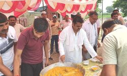 किसानों की सेवा में मुकेश को जुटा देख बोले लोग- नेता हो तो ऐसा