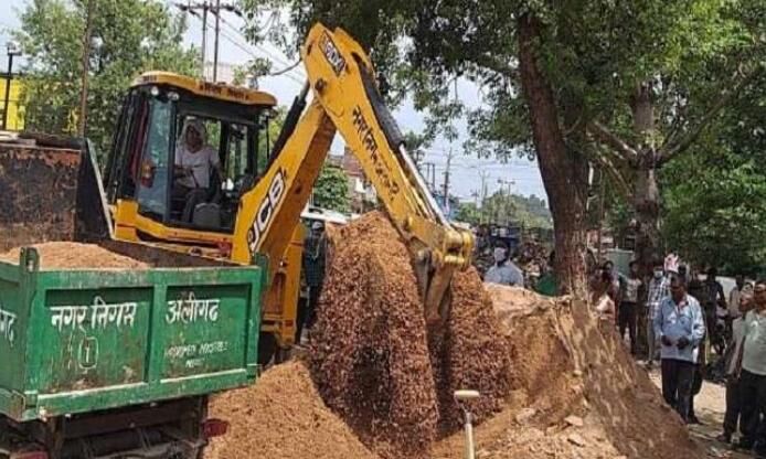 फुटपाथ पर पड़ी भवन निर्माण सामग्री जब्त-मचा हड़कंप