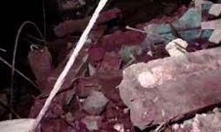 इमारत ढहने से तीन लोगों की माैत - कई फंसे