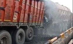 एसिड भरे टैंकर से ट्रक की भिड़ंत-एसिड के धुए से यातायात बंद