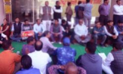 बिजली आपूर्ति को लेकर सब स्टेशन में तोड़फोड़,कर्मचारियों को भीड़ ने पीटा