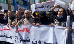 पाकिस्तान के विरोध में उतरी महिलाओं पर फायरिंग-हटने को तैयार नही