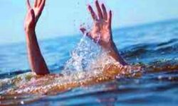 गंगा में नाव डूबी - तीन बच्चो समेत छह श्रद्धालु डूबे