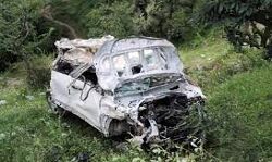 कार खाई में गिरने से चार लोगों की मौत