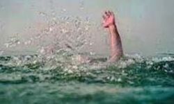 नौका पलटी, तीन लोगों की मौत - 40 लोग बचाए गए नौका पलटी, तीन लोगों की मौत - 40 लोग बचाए गए