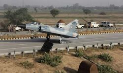आसमान में लड़ाकू विमानों ने दिखाए करतब - हाईवे पर आपात लैंडिंग