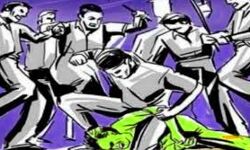 बिजली के मीटर बाहर लगाने गई निगम की टीम को ग्रामीणों ने पीटा बिजली के मीटर बाहर लगाने गई निगम की टीम को ग्रामीणों ने पीटा