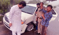 पूर्व मंत्री के काफिले की गाड़ियां आपस में टकराई-कार का बिगडा चेहरा मोहरा