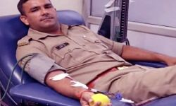 पुलिसकर्मी ने जंबो पैक दान कर बचाई 14 वर्षीय किशोर की जान पुलिसकर्मी ने जंबो पैक दान कर बचाई 14 वर्षीय किशोर की जान