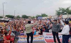 बेरोजगार अपनी मांगों को लेकर कर रहे - प्रदर्शन बेरोजगार अपनी मांगों को लेकर कर रहे - प्रदर्शन