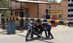फाटक बंद होने पर लाइन पार कर रहे बाइक सवार के रेल ने उड़ाए पर खच्चे फाटक बंद होने पर लाइन पार कर रहे बाइक सवार के रेल ने उड़ाए पर खच्चे