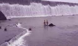 5 युवक गए थे पिकनिक मनाने- तेज बहाव में डूब गए तीन 5 युवक गए थे पिकनिक मनाने- तेज बहाव में डूब गए तीन