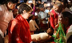 पीड़ित परिजनों के घर पहुंचकर मिली प्रियंका - जताया शोक पीड़ित परिजनों के घर पहुंचकर मिली प्रियंका - जताया शोक