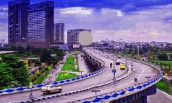 विज्ञापन का खेला-बंगाल का फ्लाईओवर उठा लाई UP सरकार-साथ में होटल