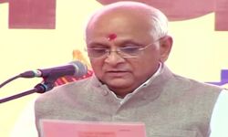 17 वें सीएम के रूप में भूपेंद्र पटेल ने ली शपथ-कई अन्य CM भी रहे मौजूद 17 वें सीएम के रूप में भूपेंद्र पटेल ने ली शपथ-कई अन्य CM भी रहे मौजूद