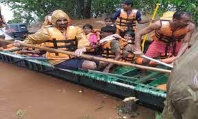 बाढ़ में फंसे ग्रामीणों को रेस्क्यू कर निकाला सुरक्षित