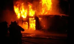 आग की चपेट में आकर एक ही परिवार के 4 लोग जिंदा जले-महिला गंभीर