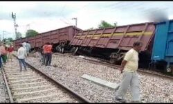 पटरी से उतरने के बाद मालगाड़ी के नौ डिब्बे पलटे रेल सेवा बाधित पटरी से उतरने के बाद मालगाड़ी के नौ डिब्बे पलटे रेल सेवा बाधित