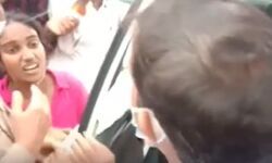 अस्पताल की व्यवस्था से परेशान युवती का हाईवोल्टेज ड्रामा-कमिश्नर की गाड़ी के आगे लेटी अस्पताल की व्यवस्था से परेशान युवती का हाईवोल्टेज ड्रामा-कमिश्नर की गाड़ी के आगे लेटी