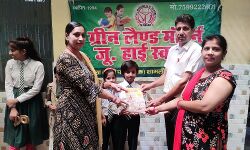 हिंदी दिवस पर बच्चों ने दिखाई प्रतिभा -जीते इनाम हिंदी दिवस पर बच्चों ने दिखाई प्रतिभा -जीते इनाम