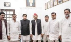 भाजपा सांसद के भाई साईकिल पर हुए सवार-कई बसपा नेता भी अखिलेश से जुड़े